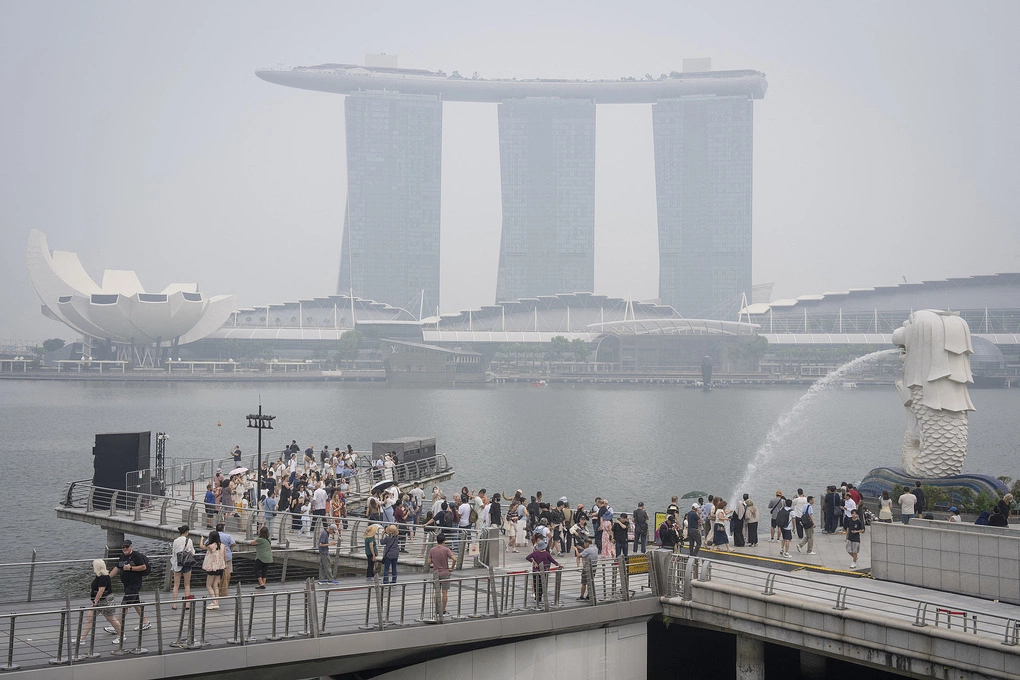Bầu trời Singapore chìm trong khói mù hôm 16/10. Ảnh: AFP