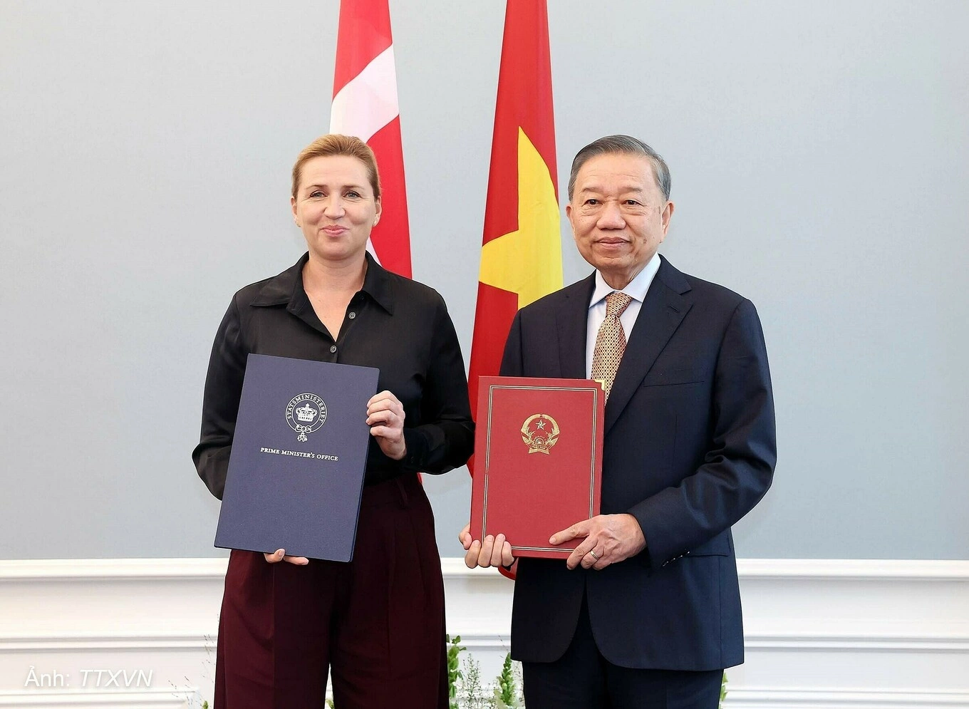 Tổng Bí thư, Chủ tịch nước Tô Lâm và Thủ tướng Đan Mạch Mette Frederiksen trao Tuyên bố chung về thiết lập quan hệ Đối tác Chiến lược Toàn diện tại Copenhagen ngày 20/10. Ảnh: TTXVN