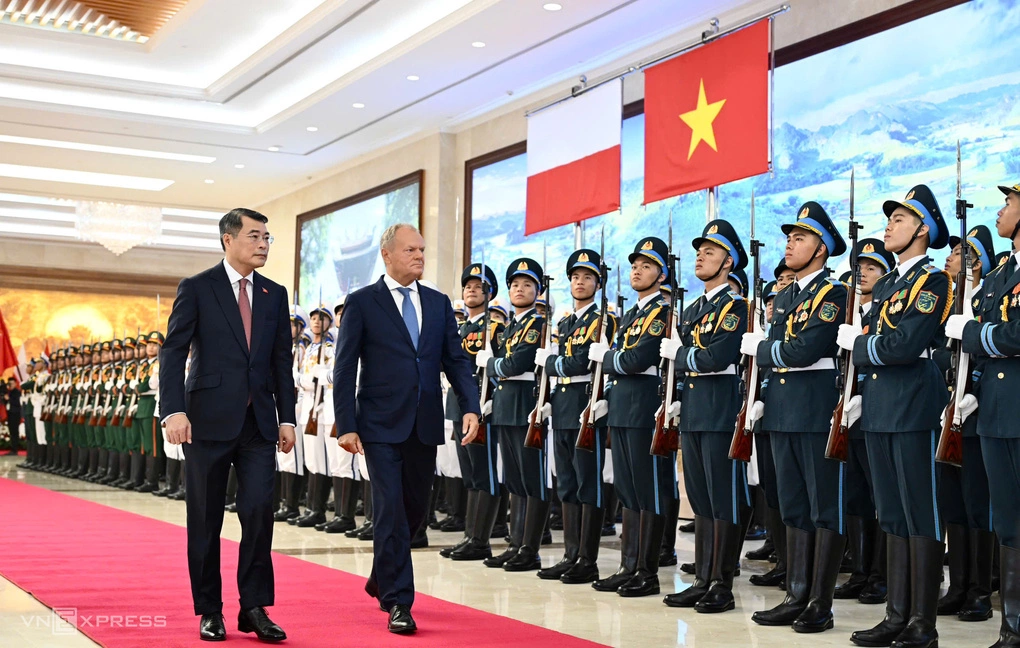 Thủ tướng Lê Minh Hưng và Thủ tướng Ba Lan Donald Tusk trong lễ đón ngày 26/10. Ảnh: Giang Huy