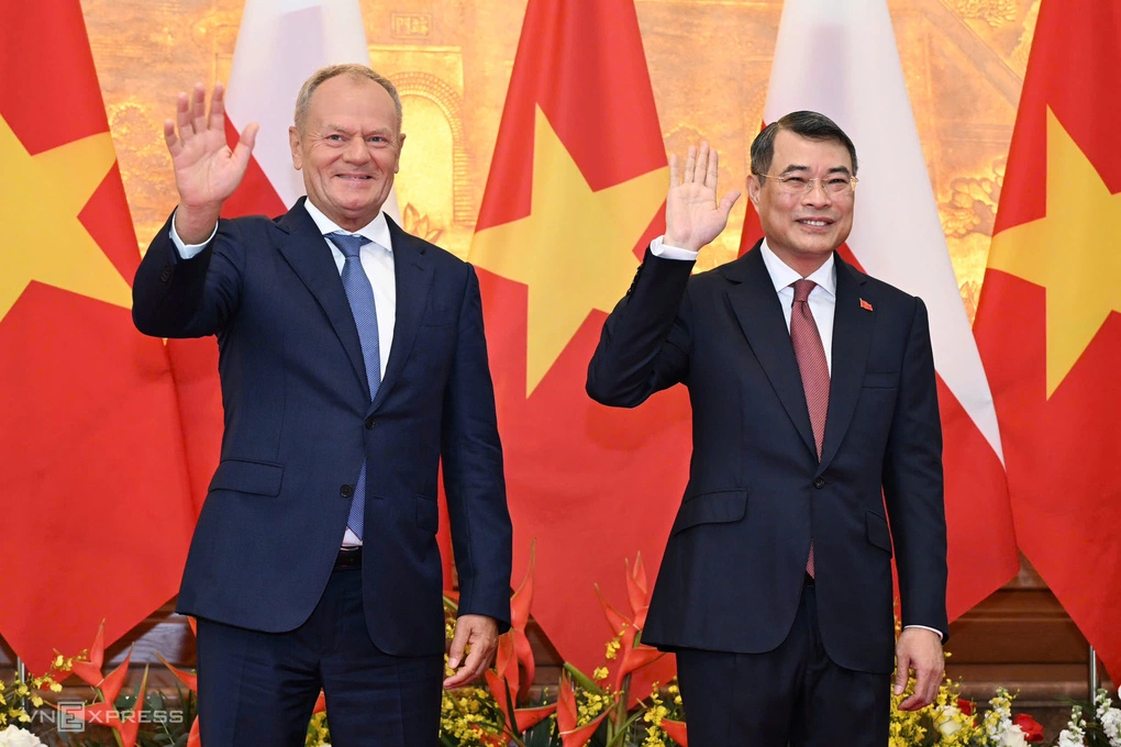 Thủ tướng Lê Minh Hưng và Thủ tướng Ba Lan Donald Tusk chụp ảnh chung ngày 26/10. Ảnh: Giang Huy
