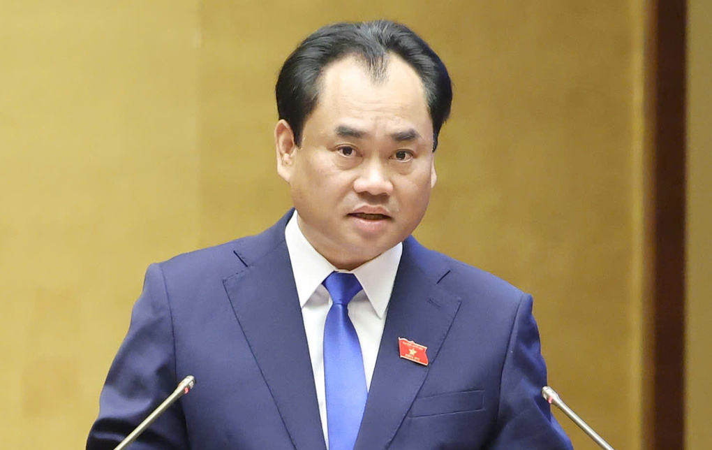 Bộ trưởng Nông nghiệp và Môi trường Trịnh Việt Hùng giải trình trước Quốc hội về Luật Đất đai sửa đổi, sáng 29/10. Ảnh: Hoàng Phong