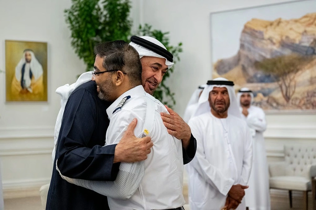 Tổng thống UAE ôm và động viên cơ trưởng Machchhar. Ảnh: Văn phòng tổng thống UAE