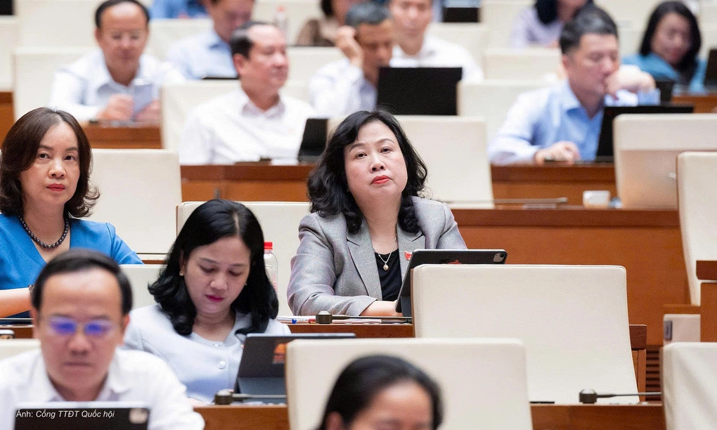 Bộ trưởng Y tế Đào Hồng Lan và đại biểu dự phiên thảo luận kinh tế xã hội tại Quốc hội chiều 30/10. Ảnh: Cổng TTĐTD Quốc hội